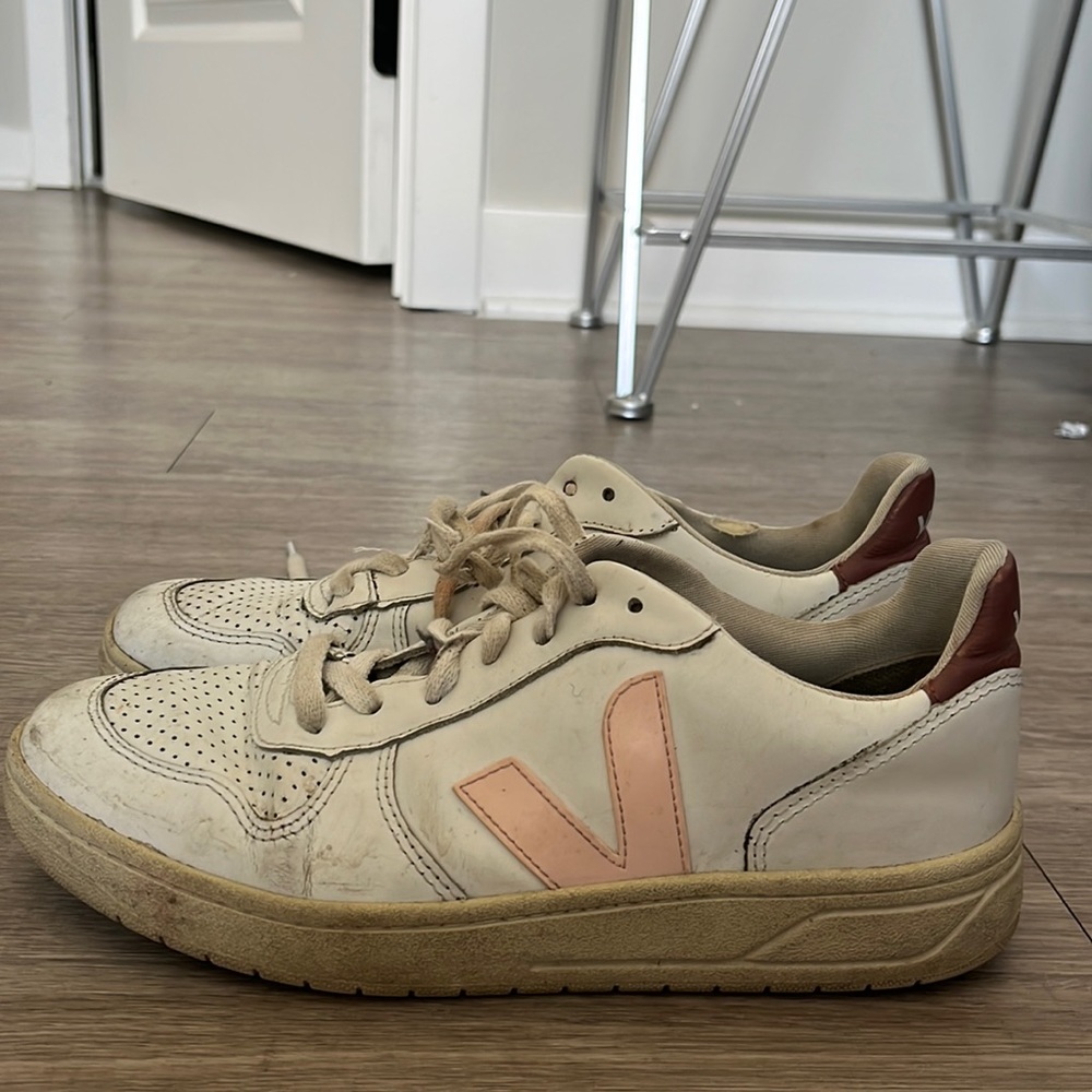 Veja V-10 Low-Top Leather Sneaker size EU 39 (US 8)